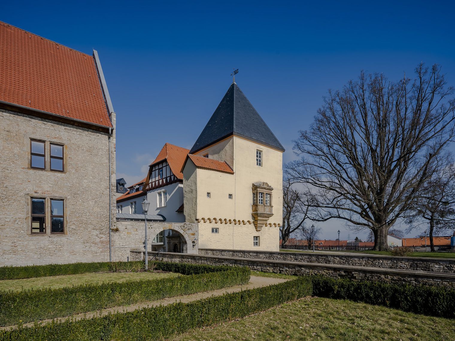 Schloss Schöningen aus der Perspektive des Schlossgartens