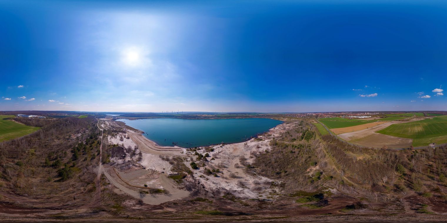 Panoramablick über den Lappwaldsee mit Wasserfläche und bewaldeten Ufern