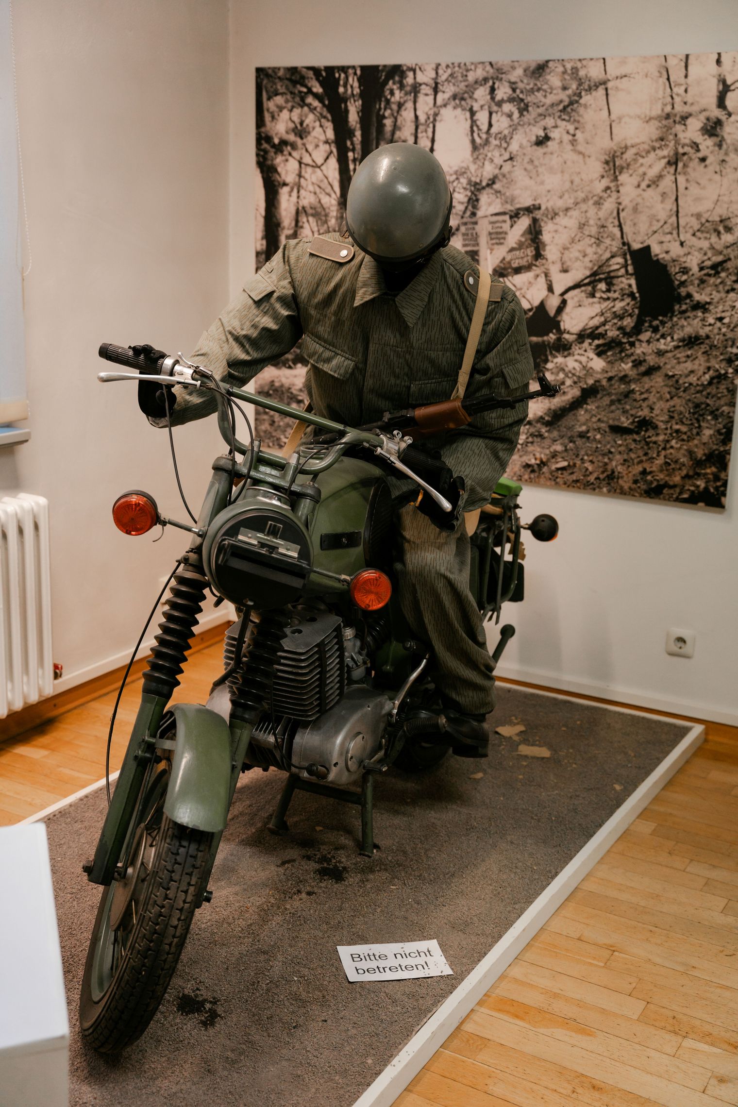 Exponat einer Uniform auf einem Motorrad des Millitärs